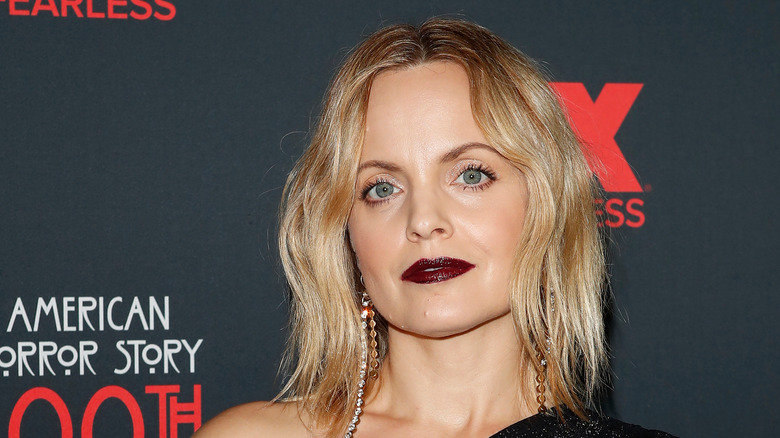 Mena Suvari with wavy long bob