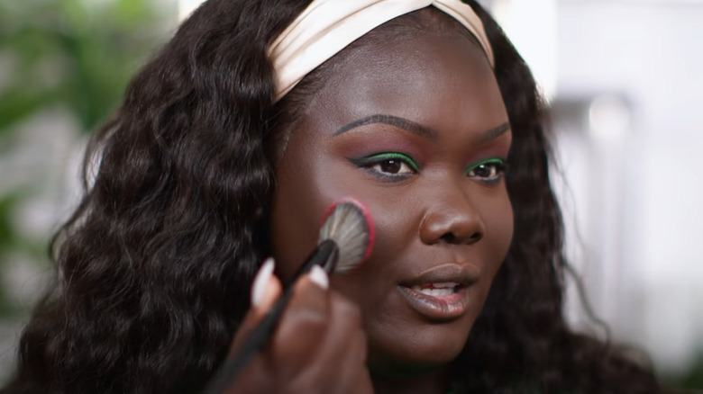 Nyma Tang does her makeup