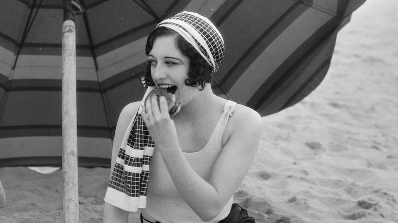 Joan Crawford eating