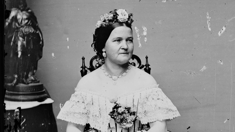 Mary Todd Lincoln posing 