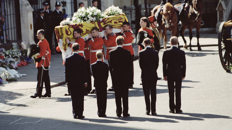 Soldiers march in Diana Spencer's funeral 