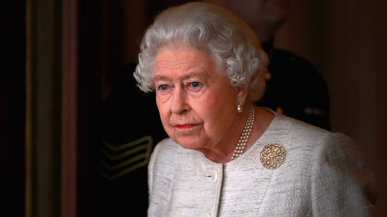 Queen Elizabeth wearing pearl necklace 