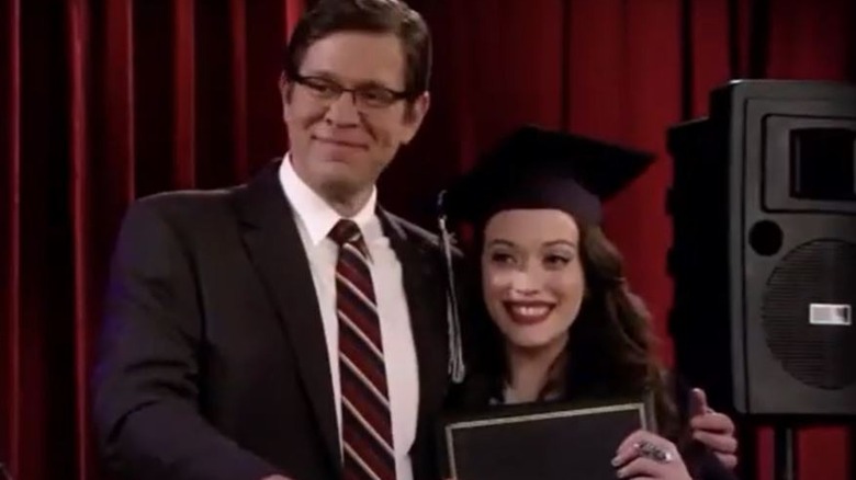 "2 Broke Girls" Max graduates 