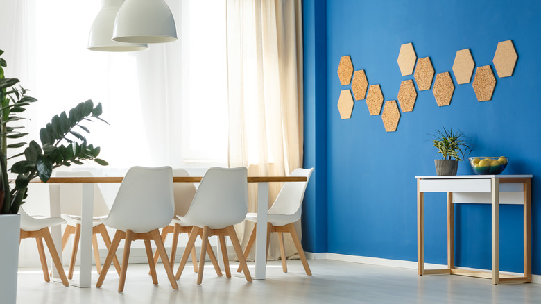 Dining room with blue accent wall