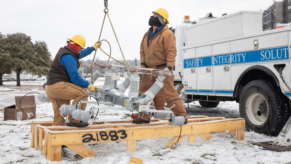 Texas snow storm freezes pipelines