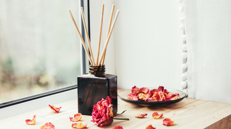 Reed diffuser with dried flower petals