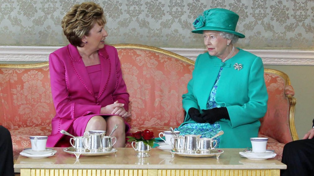 Queen Elizabeth drinks tea with guests