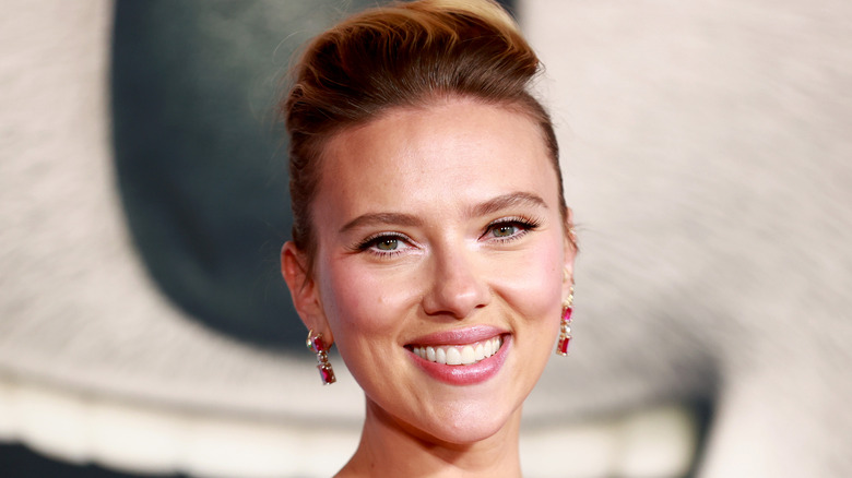 Scarlet Johansson poses at movie premiere 