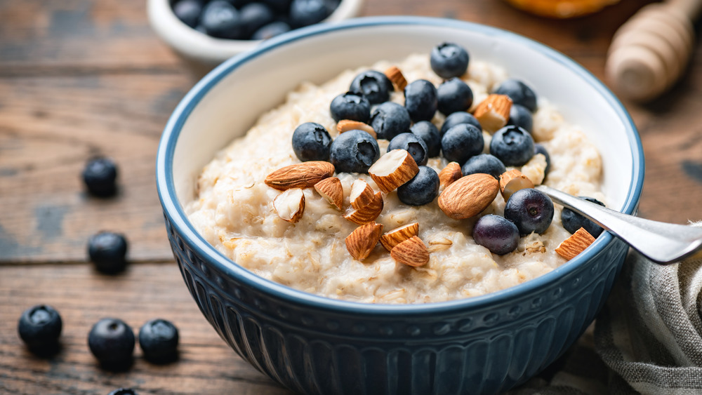 Oatmeal with blueberries and almonds