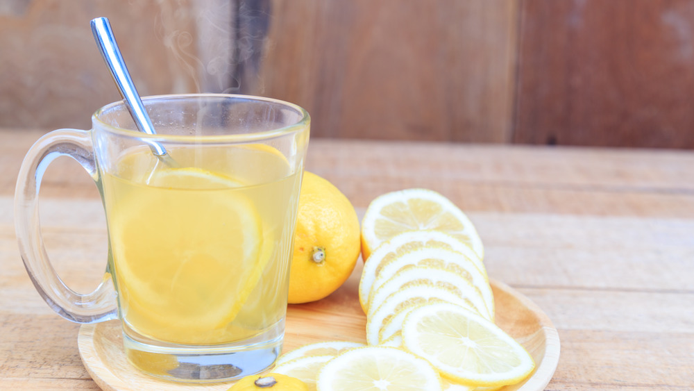 Hot lemon water with lemon slices