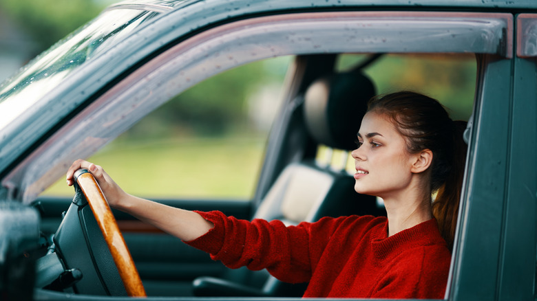 Alert woman behind the wheel of a car