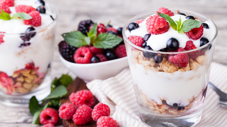 yogurt and granola breakfast