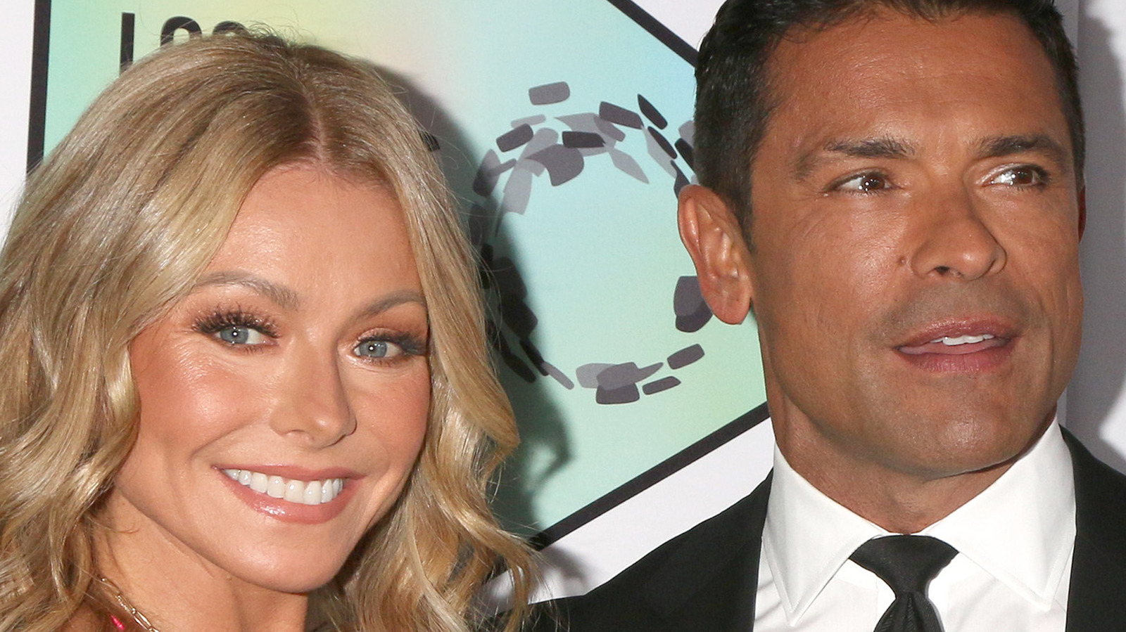 This Is What Kelly Ripa Received From Mark Consuelos On Their Anniversary