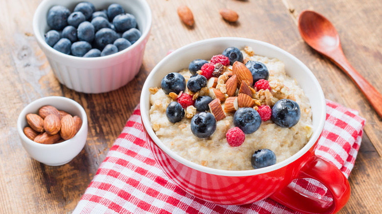Oatmeal with fruit and almonds