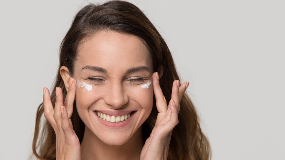 Woman putting on her makeup