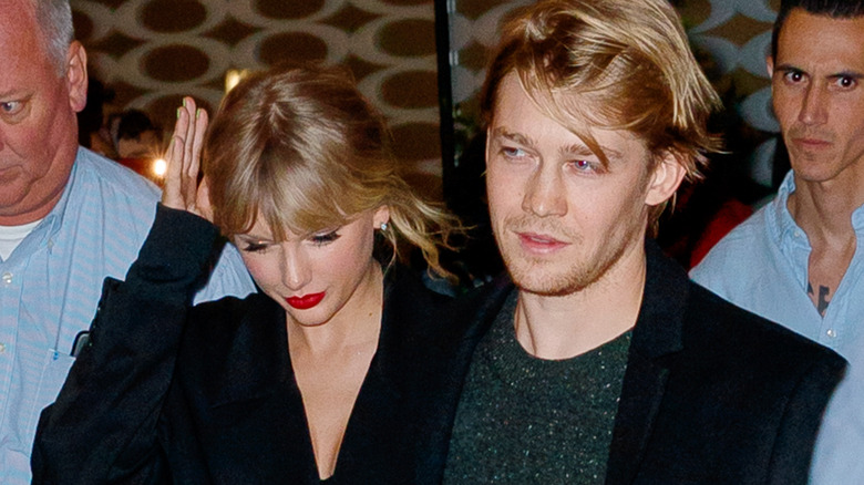 Taylor Swift and Joe Alwyn walking