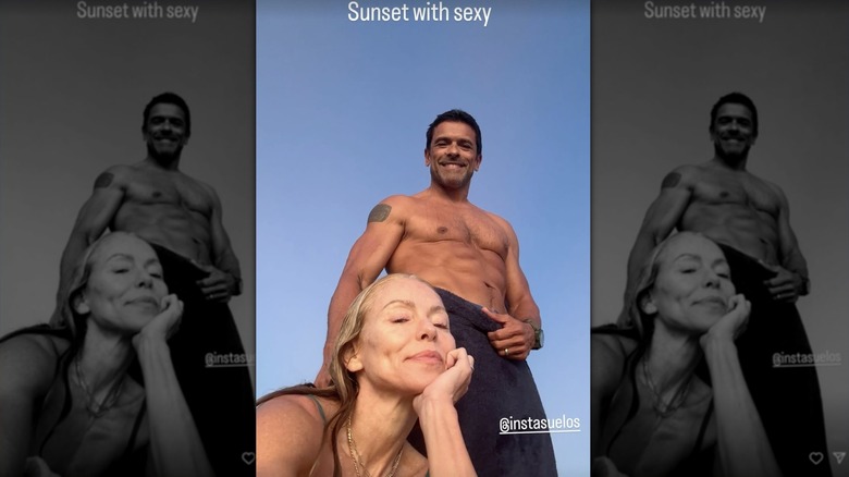 Kelly Ripa posing with Mark Consuelos