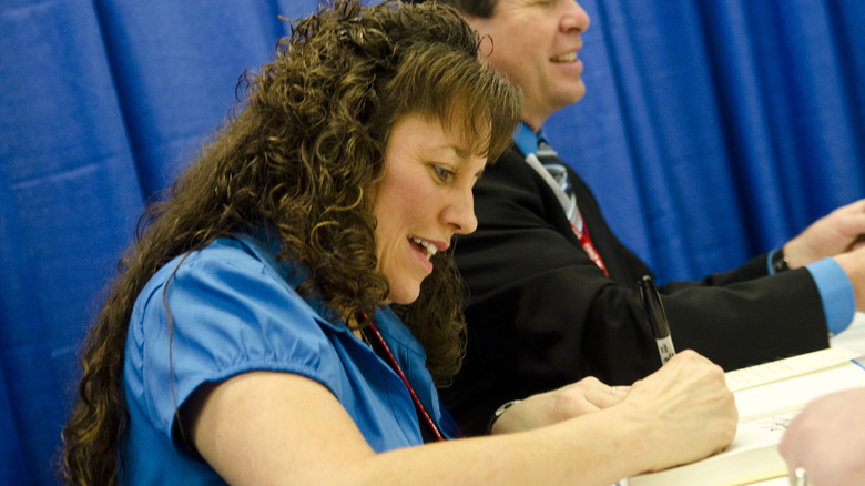 Michelle Duggar signing autographs