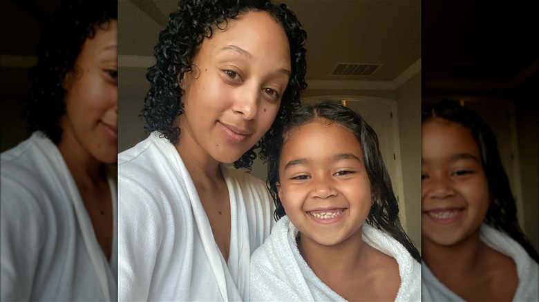 makeup free Tamera Mowry with daughter