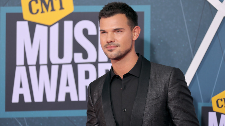 Taylor Lautner at the 2022 CMT Music Awards 