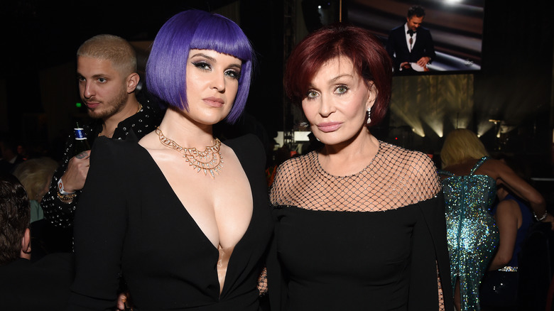 Kelly and Sharon Osbourne posing for pictures