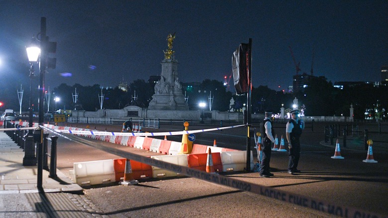 Buckingham Palace security cordon