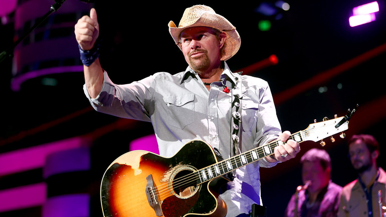 Toby Keith performing