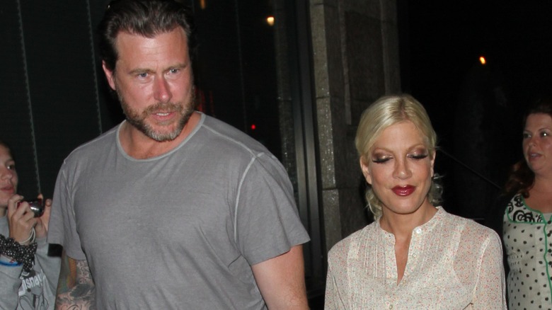 Tori Spelling and Dean McDermott posing 