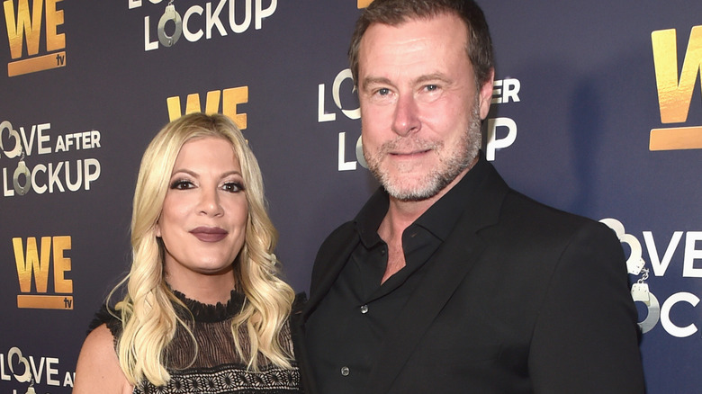 Tori Spelling and Dean McDermott posing 