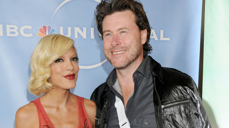 Tori Spelling and Dean McDermott posing 