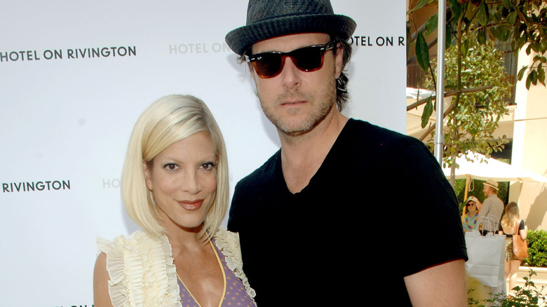 Tori Spelling and Dean McDermott posing 