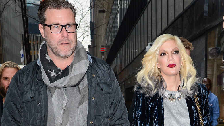 Tori Spelling and Dean McDermott posing 