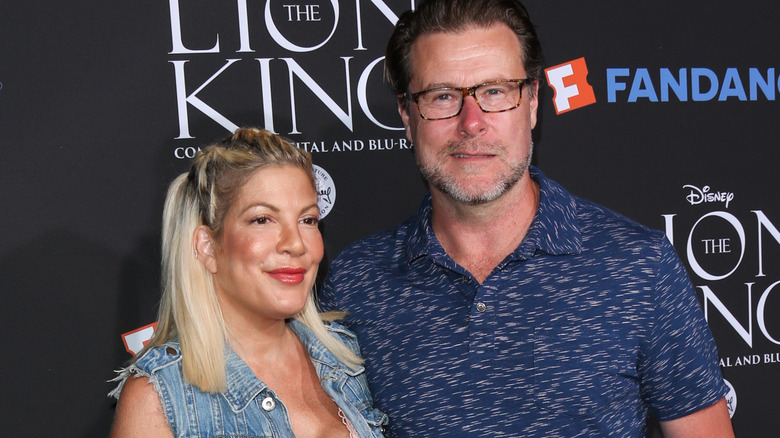 Tori Spelling and Dean McDermott posing 