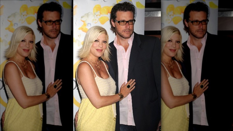 Tori Spelling and Dean McDermott posing 