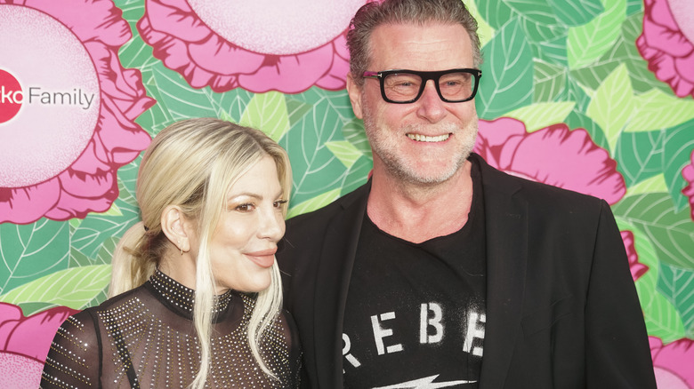 Tori Spelling and Dean McDermott smiling 