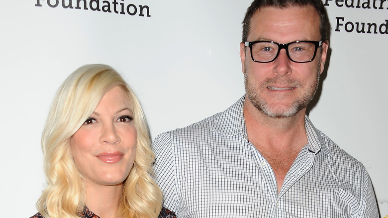 Tori Spelling and Dean McDermott posing 