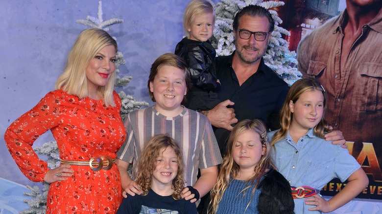 Tori Spelling and Dean McDermott with their five kids