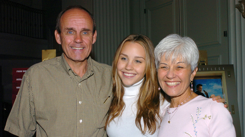 Amanda Bynes posing with her parents 