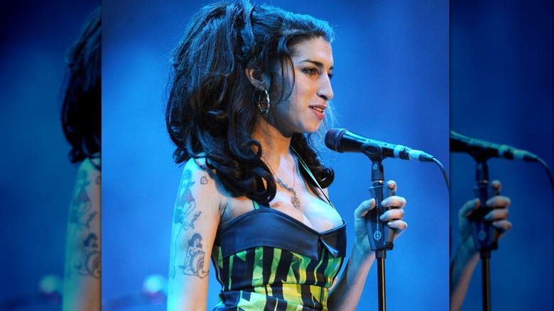 Amy Winehouse performing into mic