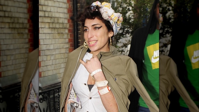 Amy Winehouse wearing hospital bracelets