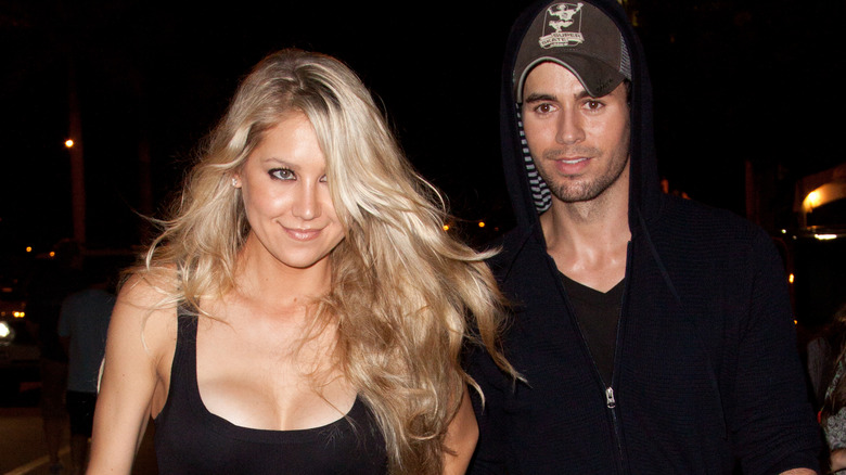 Anna Kournikova and Enrique Iglesias walking