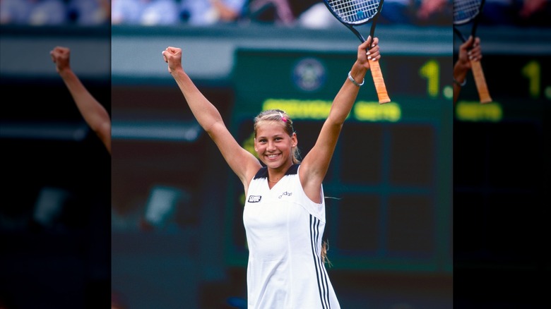 Anna Kournikova holding up arms in victory