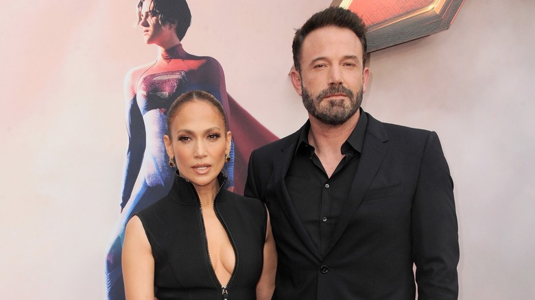 Ben Affleck and Jennifer Garner posing for photos