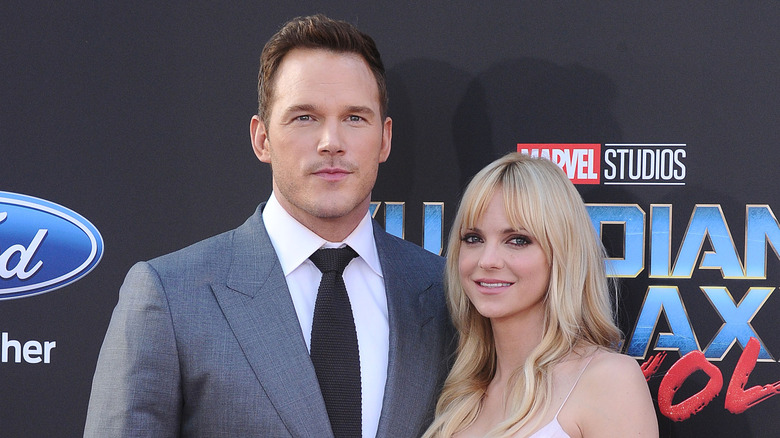 Chris Pratt and Anna Faris posing for photos at a Marvel event