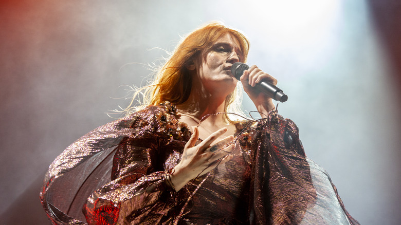 Florence Welch singing in 2023