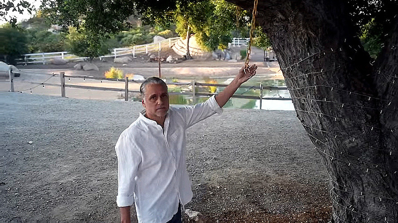 Maurice Benard showing the chain on his tree