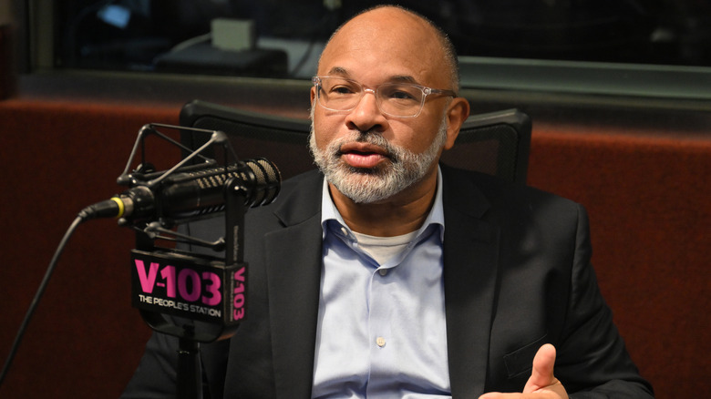 Geoffrey Owens talking into a mic