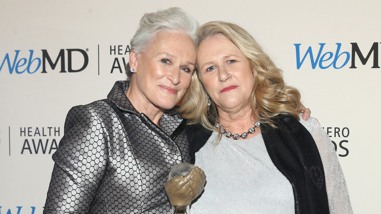 Glenn Close posing on red carpet with sister Jessie