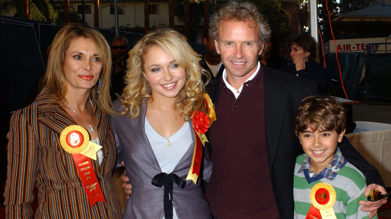 Hayden Panettiere posing with her family 