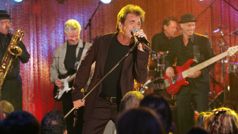 Huey Lewis performing